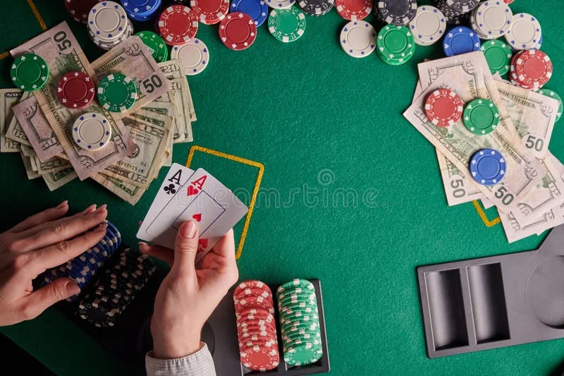 Meja baccarat dan kartu dalam area kasino YOTOGEL
